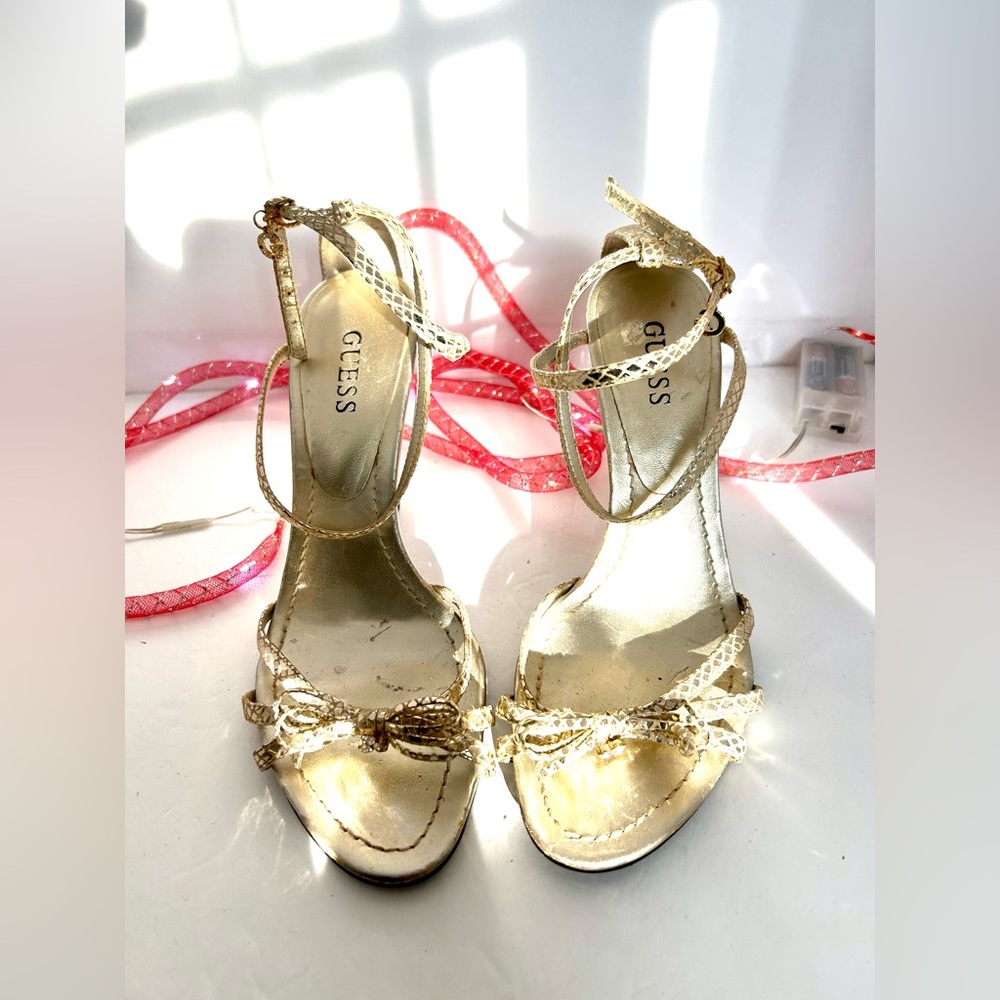 Guess Womens Gaylen Metallic Faux Snakeskin Ankle Strap Sandals Gold Size 7.5